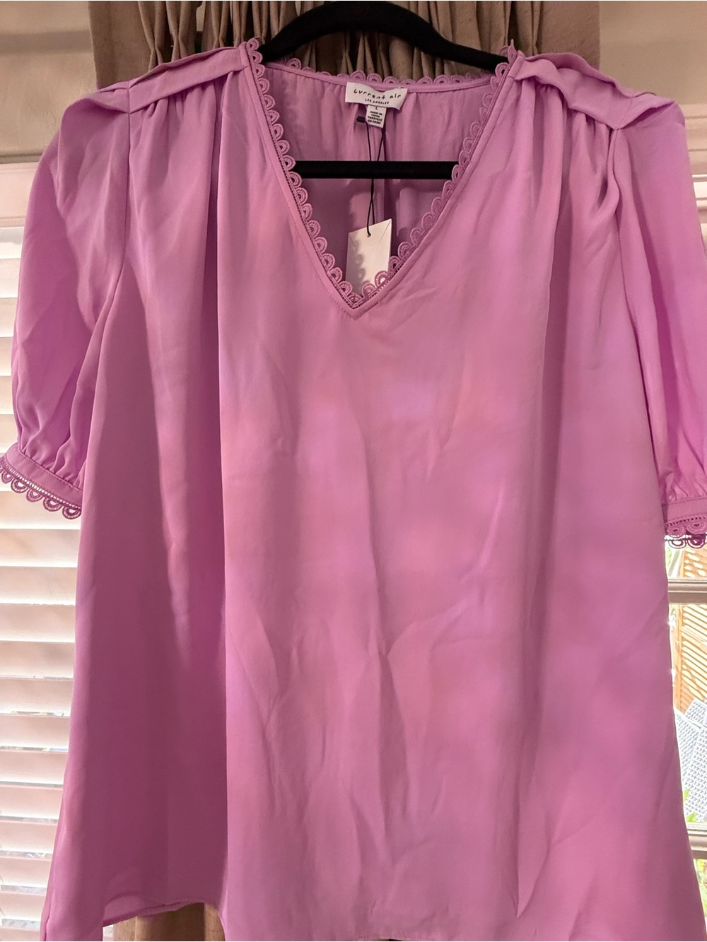 NWT- Current Air Lilac V-Neck Lace-Trim Puff Sleeve Blouse. Size L.